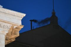 Pas encore de pape: la fumée noire plane sur le conclave