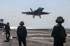 L'émissaire de Trump pour le Moyen-Orient à bord du porte-avions Abraham Lincoln