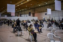 Omicron poursuit sa propagation, les États renforcent leurs restrictions