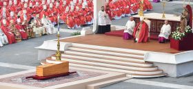 Benoît XVI inhumé au Vatican en présence de 50.000 fidèles
