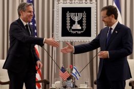 En Israël, Blinken exige des «mesures urgentes» pour réduire la tension