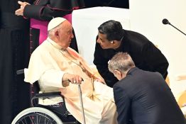 Le pape prêche contre \
