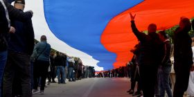 Les Serbes du Kosovo face aux soldats de l'Otan