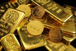 Record de l'or à plus de 3.300 dollars, repli du dollar