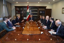 Barrack: une intervention du Hezbollah serait «une très mauvaise décision», Salam souligne la neutralité du Liban.