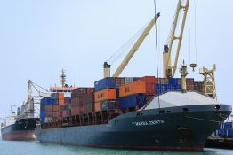 Yémen: le cargo attaqué lundi en mer Rouge «toujours encerclé» par des assaillants (agence maritime)