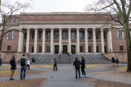 L'administration Trump veut couper 9 milliards de dollars à Harvard, accusée d'antisémitisme