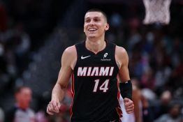 NBA: Houston qualifié en play-offs, fin de série pour Boston