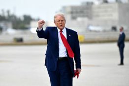 Trump s'arc-boute sur ses droits de douane malgré la débâcle des marchés