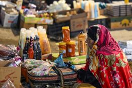 Sur un marché d'Irak, des vendeurs ambulants venus d'Iran pour fuir la crise