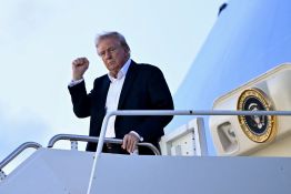 Trump remplace un portrait d'Obama par... lui-même