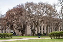 Trump cloue au pilori Harvard, accusée de propager «haine et imbécilité»