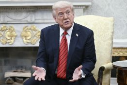 Trump s'en prend au président de la Fed et menace de le limoger