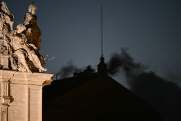 Deuxième jour de conclave au Vatican : l'attente d'une fumée blanche