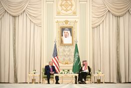 Reçu royalement à Ryad, Trump annonce de pharaoniques investissements saoudiens