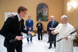 Tennis: le pape reçoit Jannik Sinner, mais décline son offre de jouer