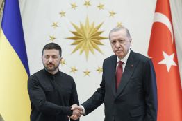Début d'une rencontre à Istanbul entre Ukrainiens, Turcs et Américains