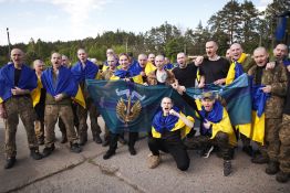 Échange record de prisonniers entre la Russie et l’Ukraine: 270 militaires et 120 civils libérés