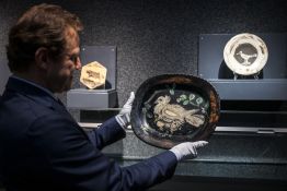 Sept assiettes et plats en céramique inédits de Picasso vendus à Genève