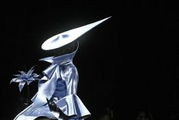 Haute couture: Robert Wun signe une introspection théâtrale des rituels de l'habillage