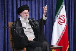 L'Iran ne «reculera pas» face aux manifestations, avertit Khamenei