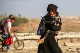 Les Palestiniens retournent dans une Gaza dévastée alors que la trêve tient