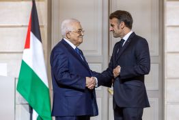 Abbas renouvelle sa promesse d'élections, Macron hausse le ton sur la colonisation