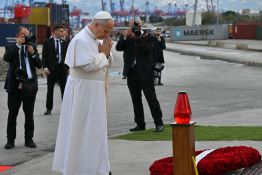 Présence humaine et prière : le pape au port de Beyrouth