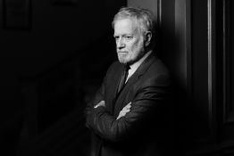 Sur les planches, Francis Huster revient en psy dans «En thérapie»