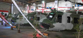 Don américain de trois hélicoptères militaires à l’armée