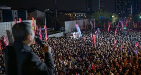 Istanbul se soulève: la rue réclame la libération d'Ekrem Imamoglu