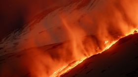 Italie: la lave du mont Etna envahit les pentes lors d'une éruption spectaculaire