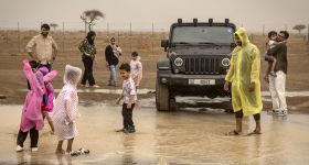 Privés de mousson, des expatriés indiens traquent la pluie dans le désert des Émirats