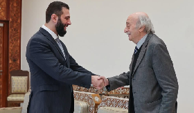 Joumblatt condamne les frappes israéliennes en Syrie et appelle au soutien du processus politique