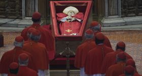 Le corps du pape François transféré vers la basilique St-Pierre 
