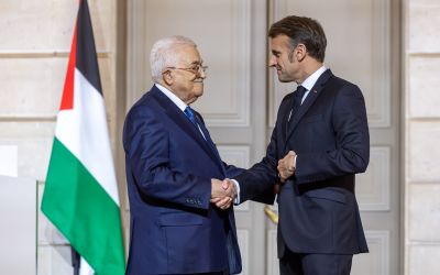 Abbas renouvelle sa promesse d'élections, Macron hausse le ton sur la colonisation