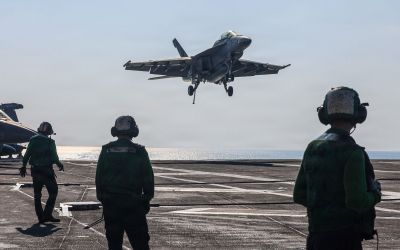 L'émissaire de Trump pour le Moyen-Orient à bord du porte-avions Abraham Lincoln