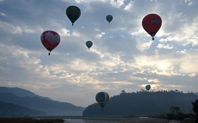 Festival de montgolfières éblouissant dans le ciel du Népal 