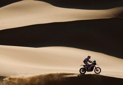 Dakar-2022: Audi domine la huitième étape en auto, retour vers le futur pour les motos