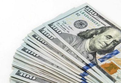 Le dollar plie après l'annonce par Trump de droits de douane sur les automobiles, nouveau record de l'or
