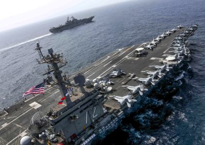 Trump dit espérer ne pas avoir à frapper l’Iran, qui promet de riposter
