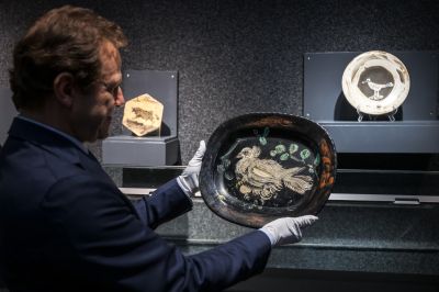 Sept assiettes et plats en céramique inédits de Picasso vendus à Genève