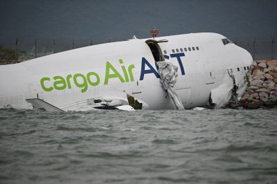 Un avion-cargo quitte la piste à Hong Kong: deux morts