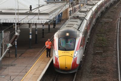 Angleterre: le suspect de l'attaque au couteau dans un train inculpé de tentatives de meurtre