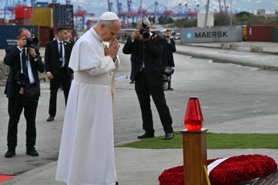 Présence humaine et prière : le pape au port de Beyrouth