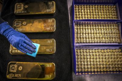Le cours de l'argent dévisse de plus de 17%, l'or cède plus de 3%