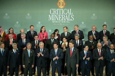 Minéraux critiques: un accord trilatéral pour réduire la dépendance à la Chine