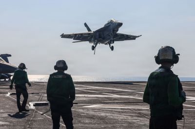 L'émissaire de Trump pour le Moyen-Orient à bord du porte-avions Abraham Lincoln
