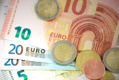 L'euro dépasse le seuil de 1,20 dollar: quelles conséquences?
