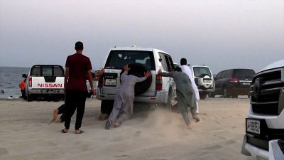 Au Qatar, des volontaires à la rescousse des aventuriers du désert